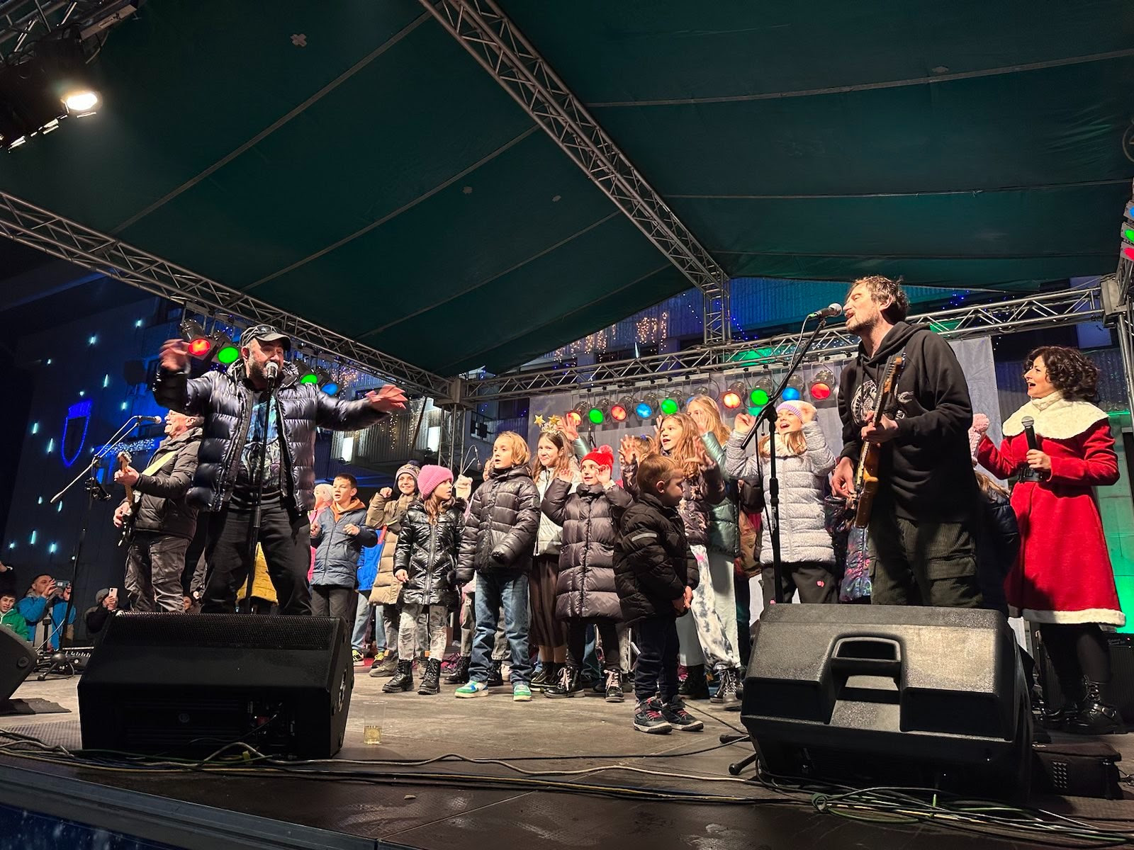 Русе посрещна 2024 г. със зрелищен концерт и много настроение